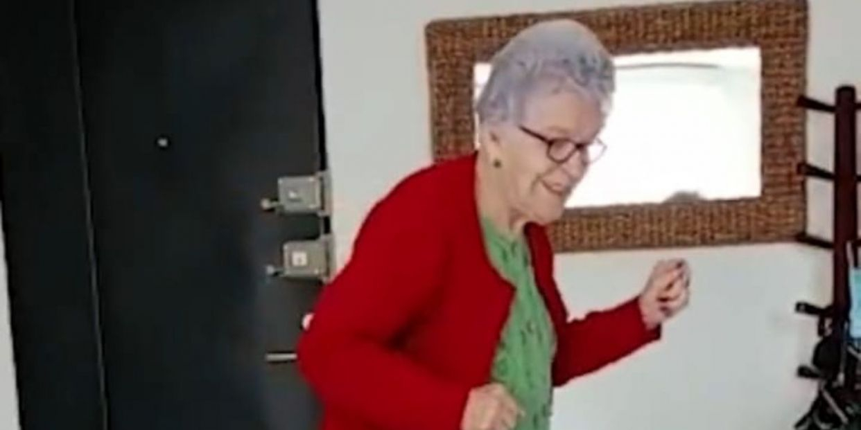 El baile viral de una mujer de 90 años a su marido