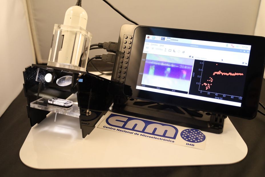 El sensor (izquierda, bajo la luz) ha sido microfabricado completamente en el IMB-CNM, y se integraría en el equipo o dispositivo de control de análisis. / IMB-CNM El sensor (izquierda, bajo la luz) ha sido microfabricado completamente en el IMB-CNM, y se integraría en el equipo o dispositivo de control de análisis. / IMB-CNM