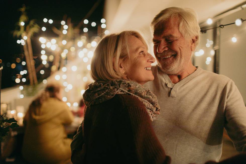 Pareja celebrando fiesta de fin de año