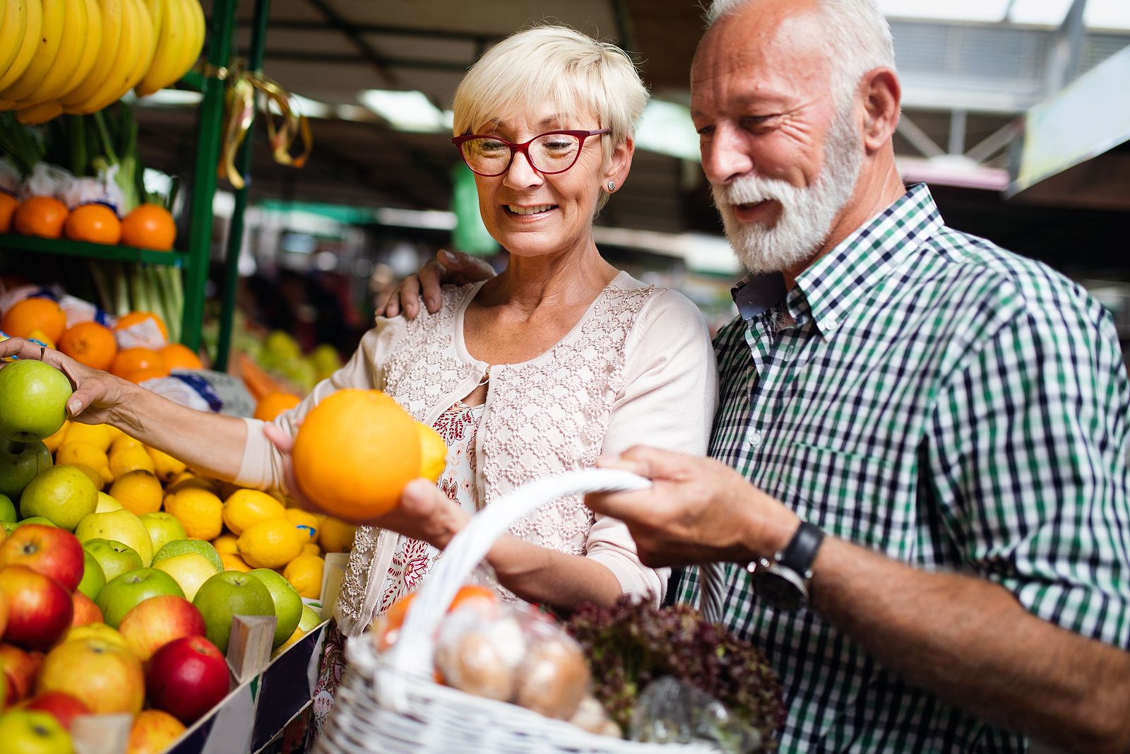 Talleres de nutrición y hábitos de vida saludable para los mayores de Granada. Foto: Bigstock
