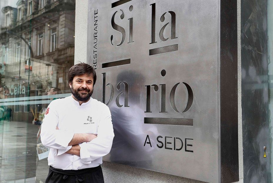 El chef Alberto González Prelcic frente a Silbario. Foto  Silabario.
