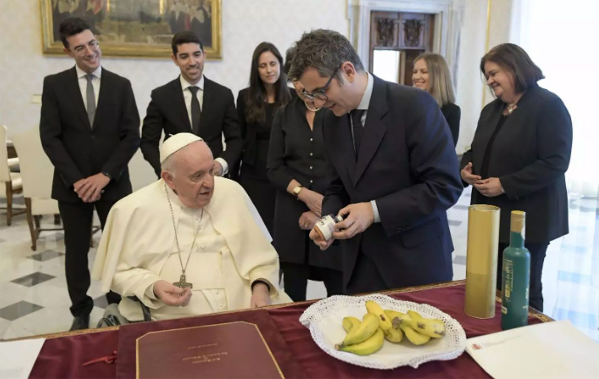 El ministro Bolaños regala al Papa plátanos de La Palma, azafrán de La Mancha y aceite de Jaén. Foto: Moncloa