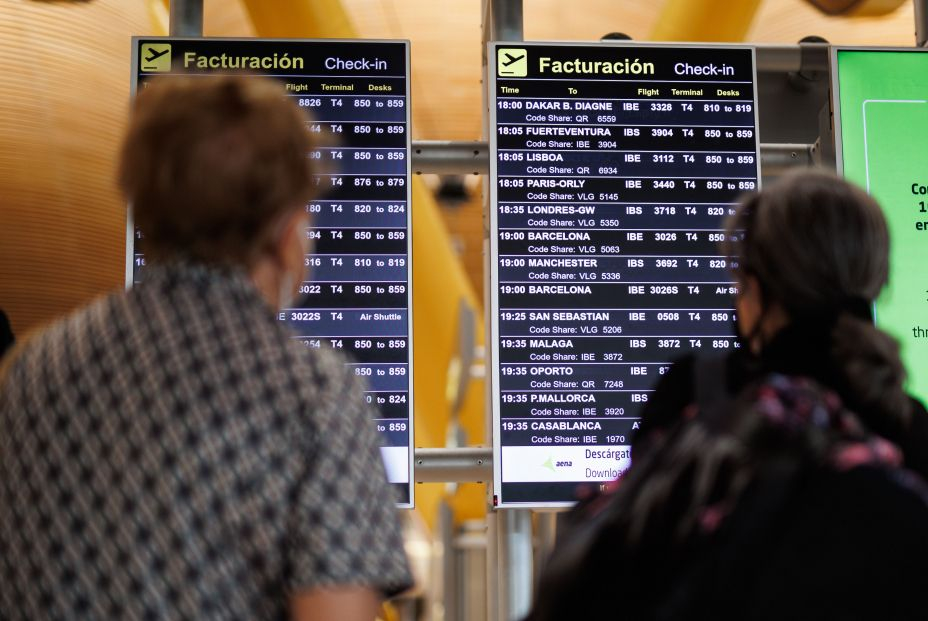 EuropaPress 4508245 dos personas miran panel facturacion terminal t4 aeropuerto adolfo suarez