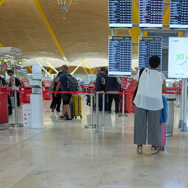 EuropaPress 4570608 paneles varias personas hacen cola terminal t4 aeropuerto adolfo suarez