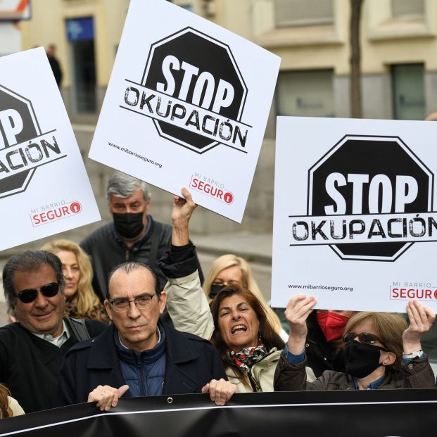 EuropaPress 4344875 varias personas pancartas rezan stop okupacion concentracion apoyo