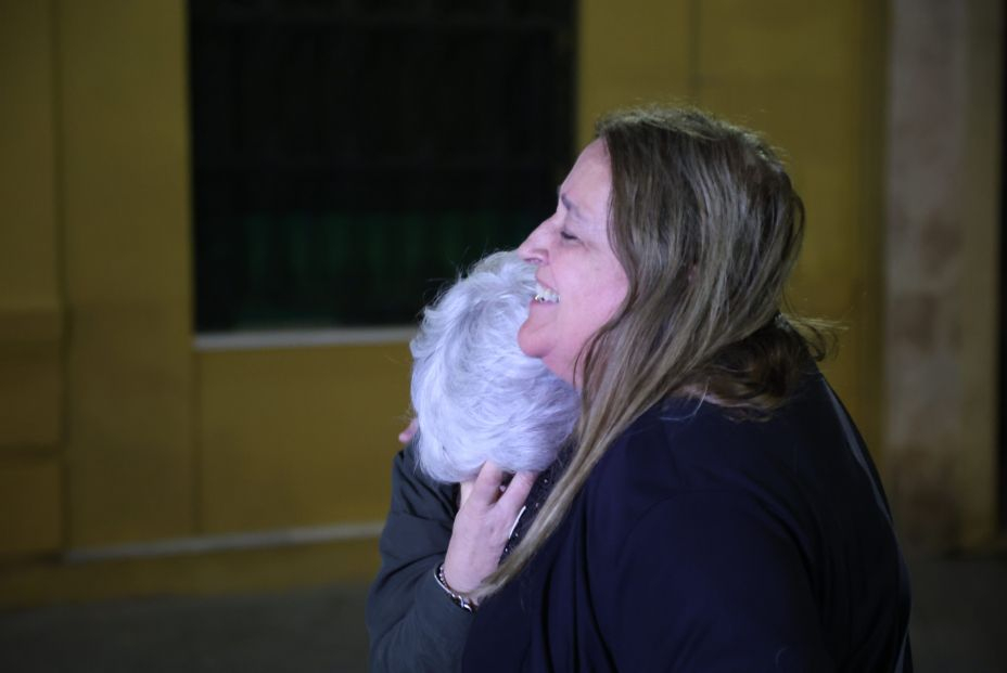 La activista por la memoria histórica, Paqui Maqueda, en un abrazo ante la fachada de la basílica tras la exhumación de Queipo de Llano