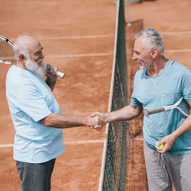 Beneficios del tenis superados los 60 y sus precauciones