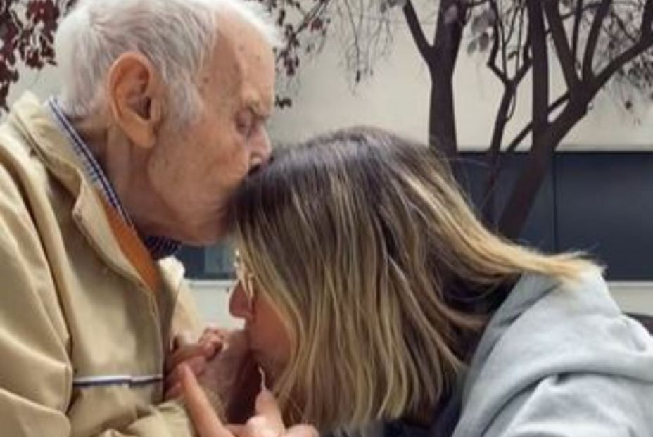 VÍDEO: Una joven se hace viral mostrando la relación que tiene con su abuelo con alzhéimer. Foto: TikTok