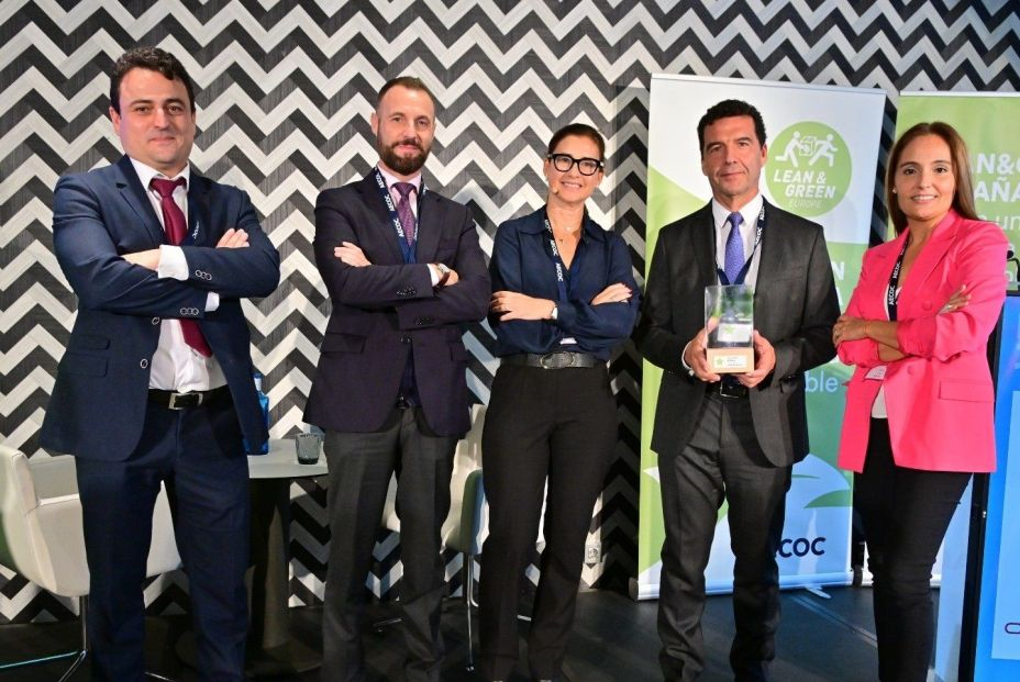 Rafael Simón, responsable de Logística de El Pozo Alimentación (2d) recoge la Estrella Lean&Green, concedida por Aecoc, con parte de su equipo - GRUPO FUERTES