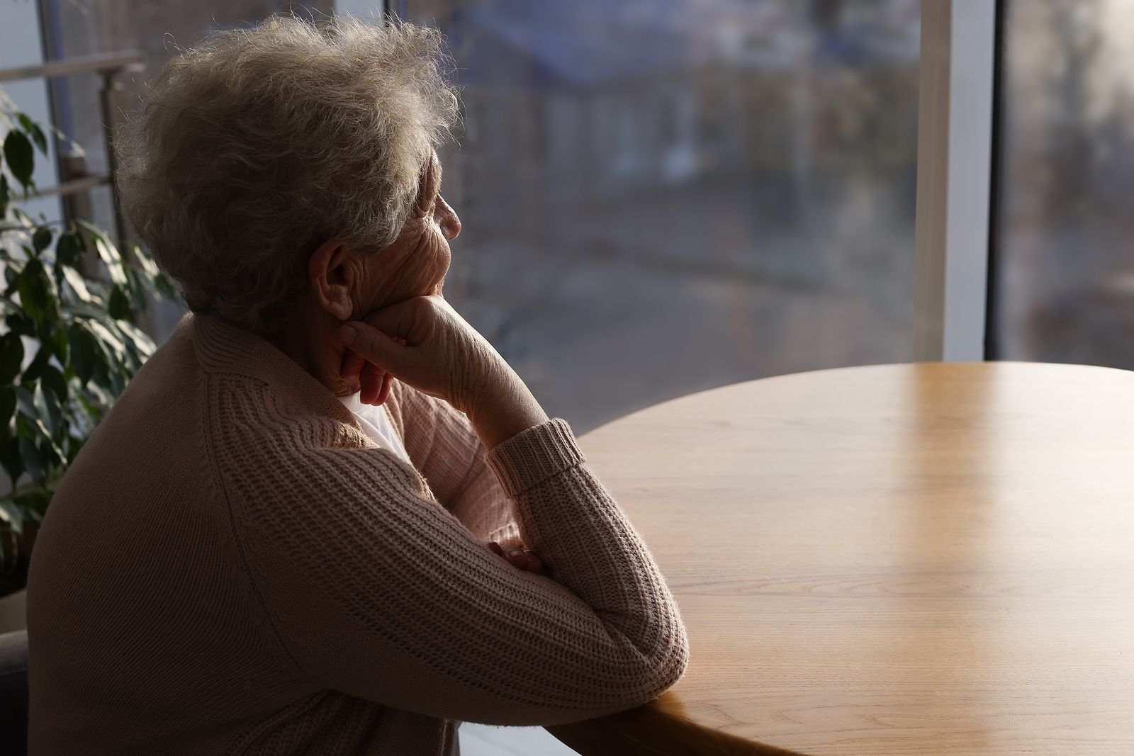 Mujer mayor de 65 años, el perfil más afectado por los efectos de la pandemia