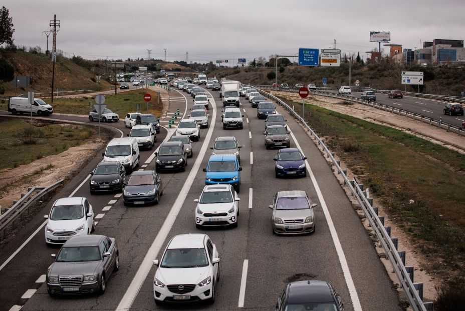 EuropaPress 4887251 circulacion autovia a5 primer dia operacion salida navidad 23 diciembre