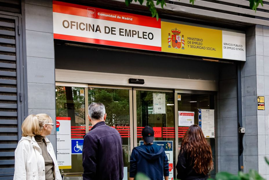 Los sénior sufren tres meses seguidos de destrucción de empleo y pierden 123.069 contratos en un año