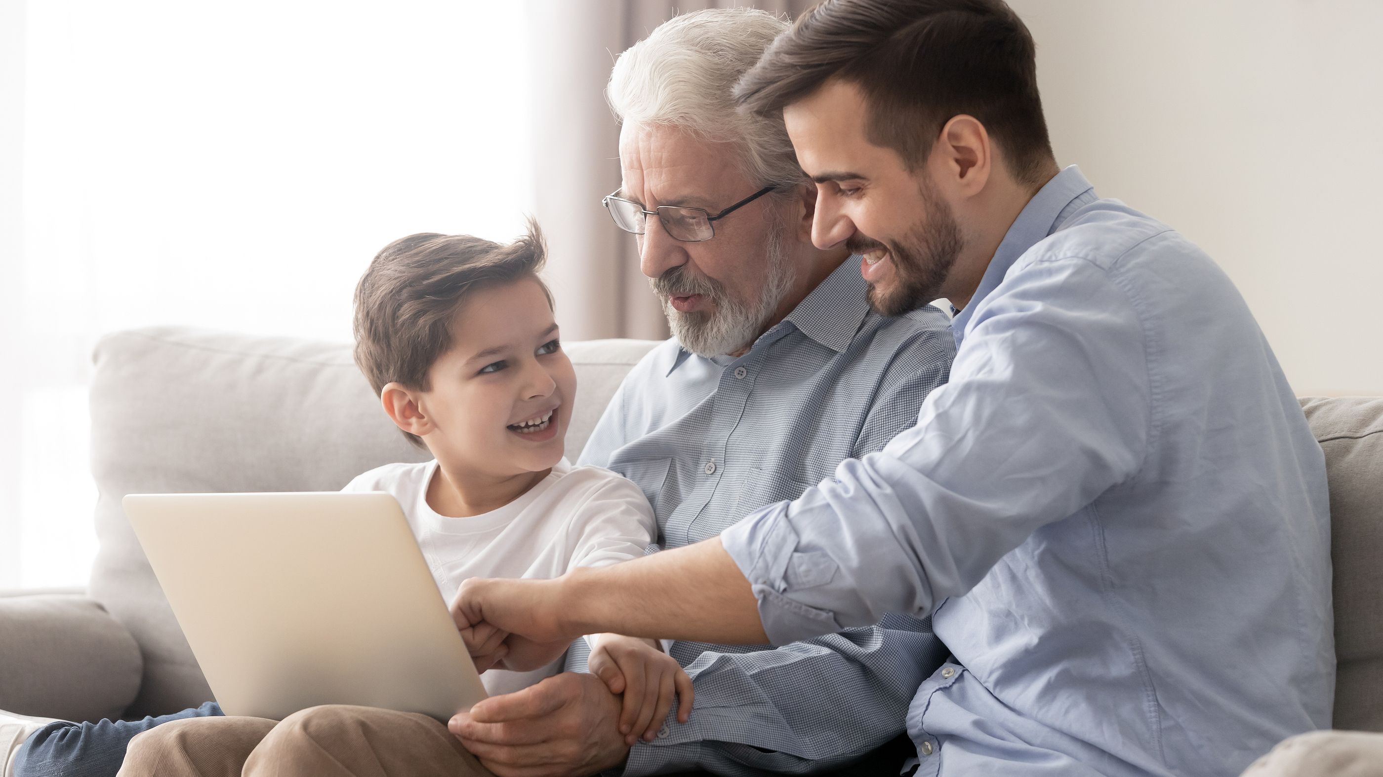 El CENIE elabora una guía para dar a conocer las oportunidades de las sociedades intergeneracionales