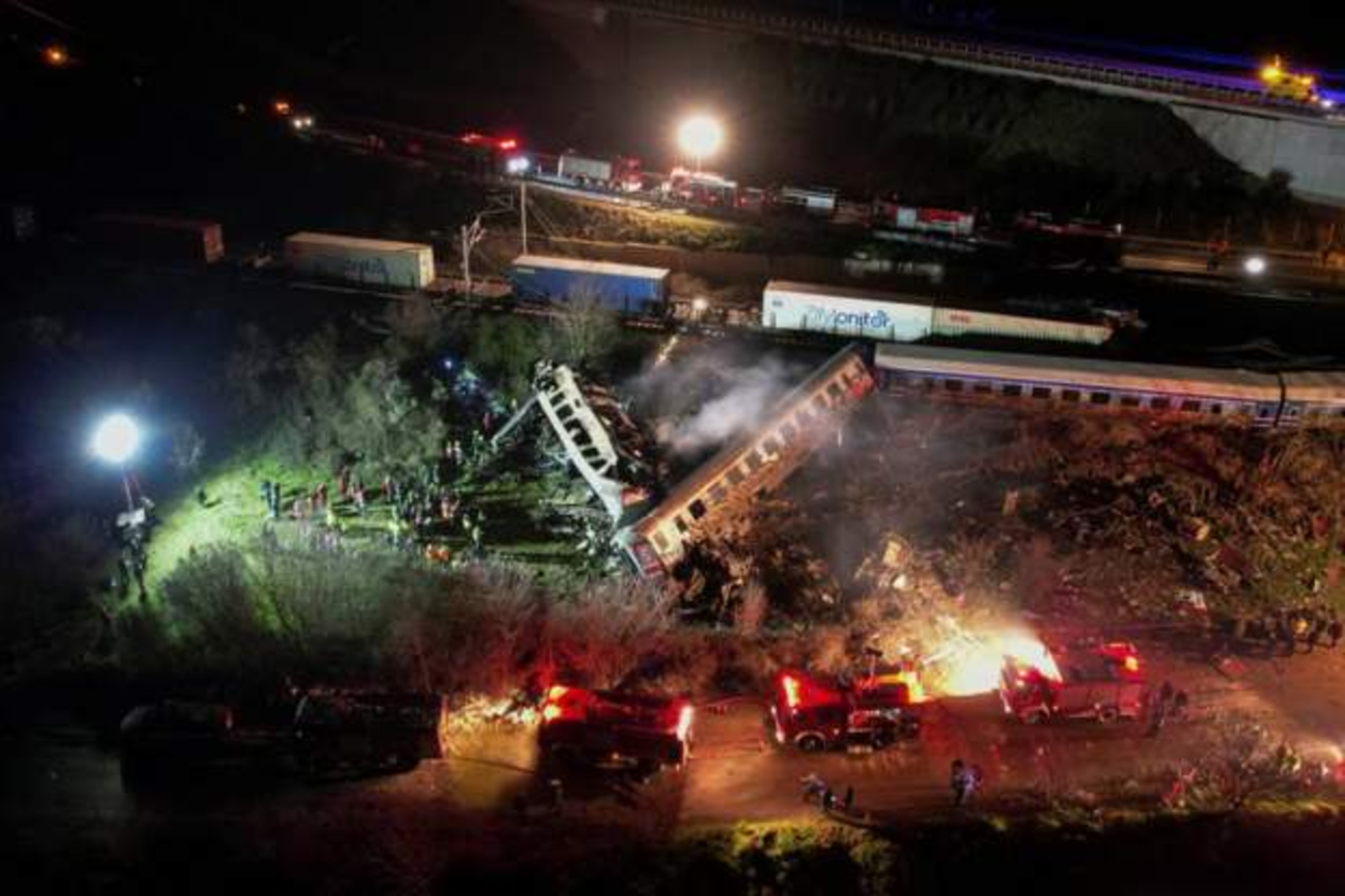 Al menos 32 muertos y 85 heridos tras la colisión de dos trenes en Grecia