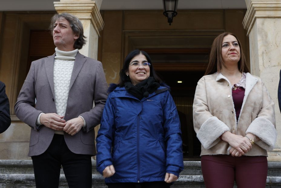 El alcalde de Soria, Carlos Martínez, la ministra de Sanidad, Carolina Darias, y la delegada del Gobierno en Castilla y León, Virginia Barcones, durante su visita al Ayuntamiento de Soria