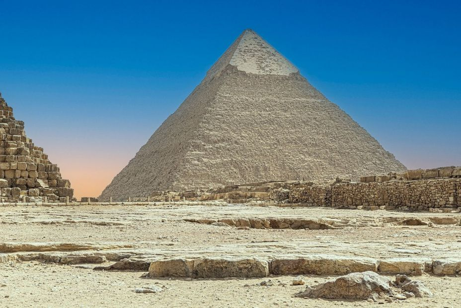 Excavan en Egipto una esfinge sonriente con hoyuelos