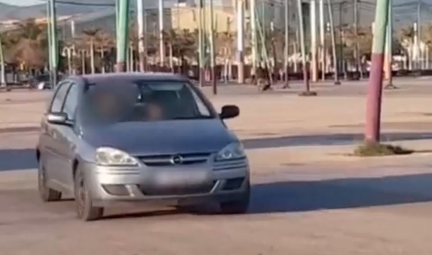 Sorprenden a un niño de 8 años al volante de un coche con el padre de copiloto