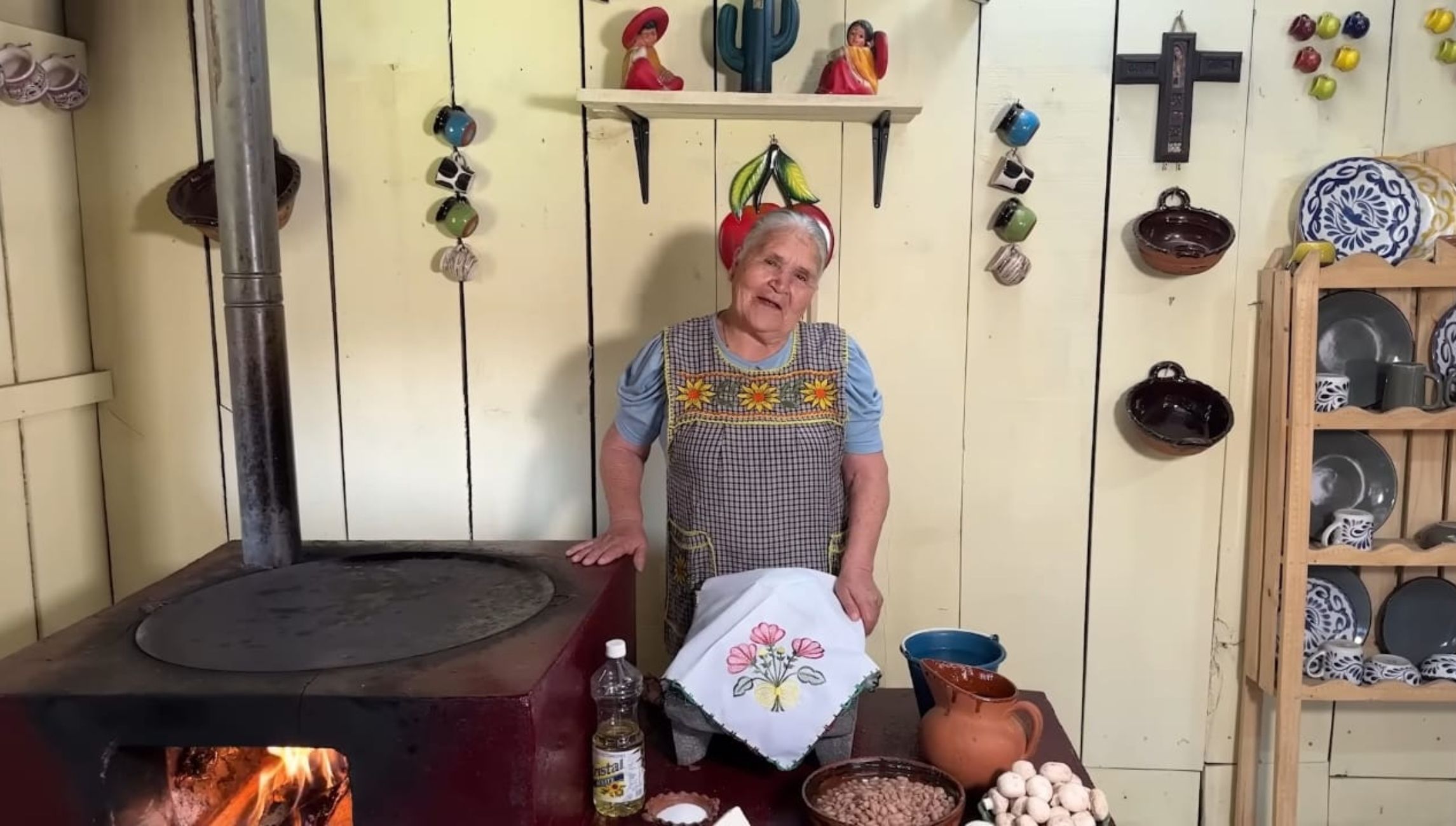 Ángela, la youtuber mexicana que comparte recetas tradicionales desde su rancho para todo el mundo. Foto: YouTube