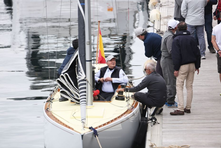 El Rey Juan Carlos navega a bordo del Bribón en Sanxenxo