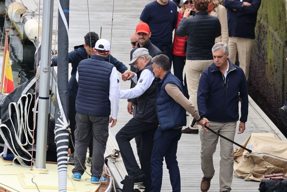 El Rey Juan Carlos navega a bordo del Bribón en Sanxenxo
