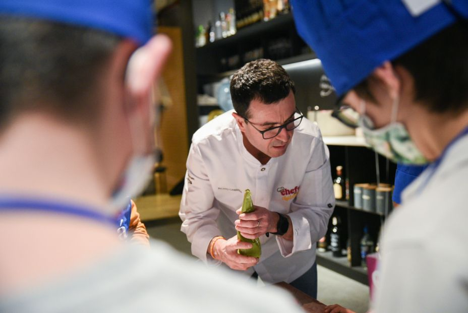 EuropaPress 4266100 chef valenciano ricard camarena primer taller cocina chefsforchildren ninos