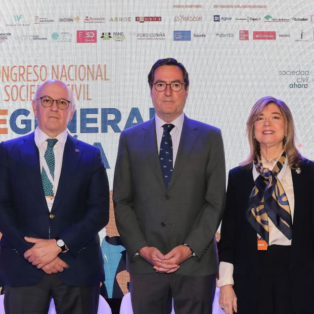 Aldo Olcese, Antonio Garamendi y Silvia Iranzo en la inauguracion del III Congreso Nacional de la Sociedad Civil