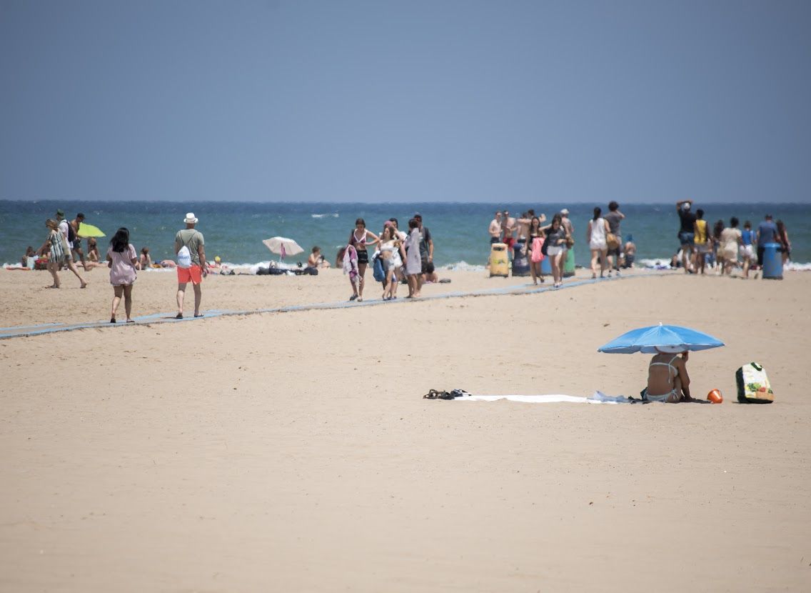 Cerradas al baño las playas de la Malva-rosa y de la Devesa por restos fecales