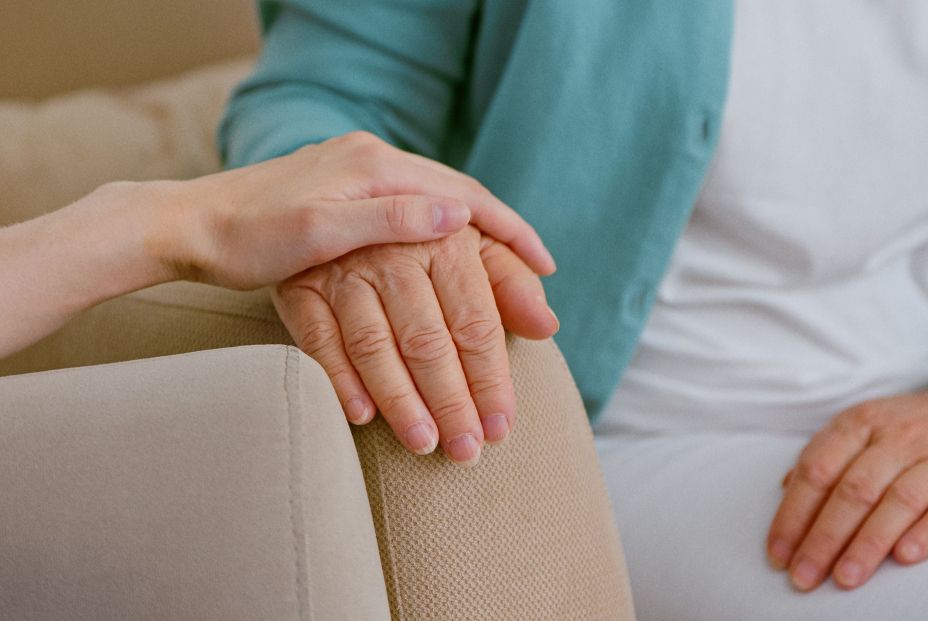 Las claves para una buena relación entre los cuidadores y las personas mayores. Foto: Bigstock