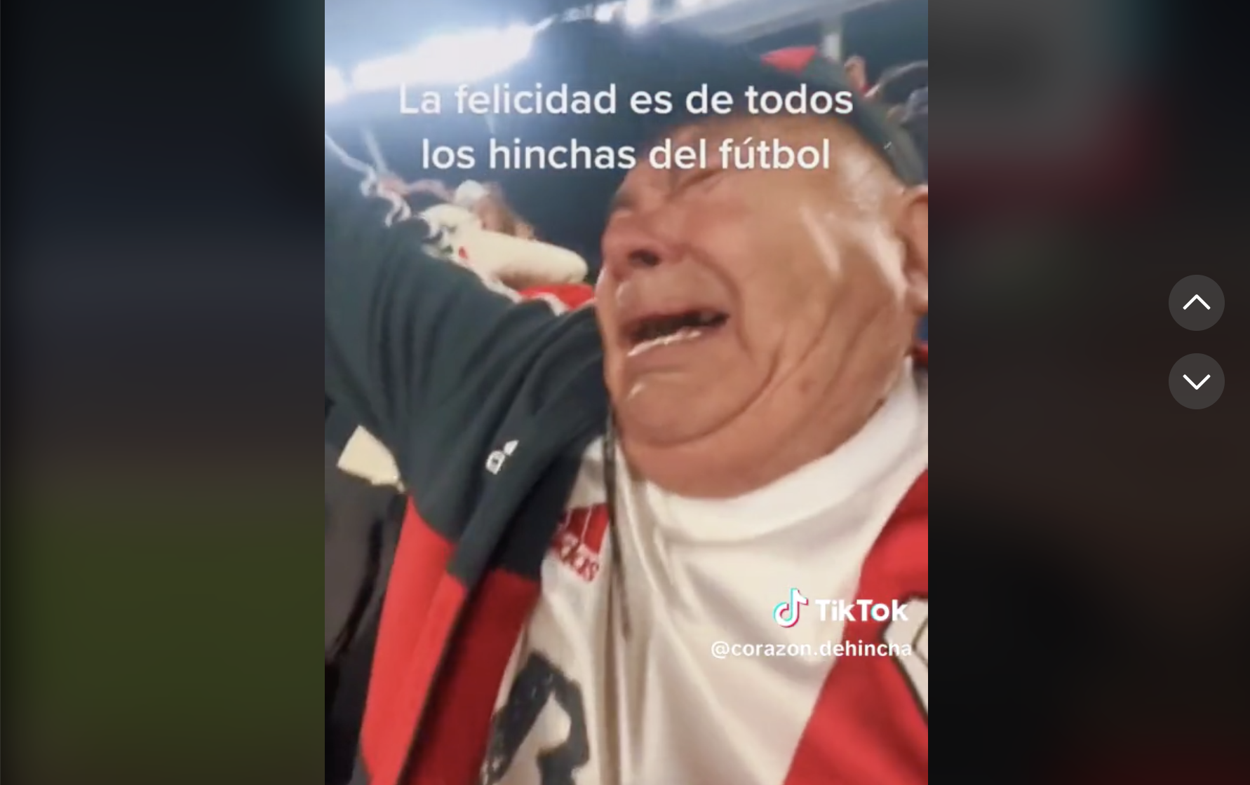 La emocionante reacción de un hombre mayor al que le regalan una entrada para el ver el River-Boca