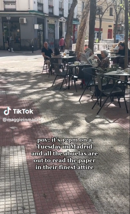 Mayores leyendo periódicos en la calle