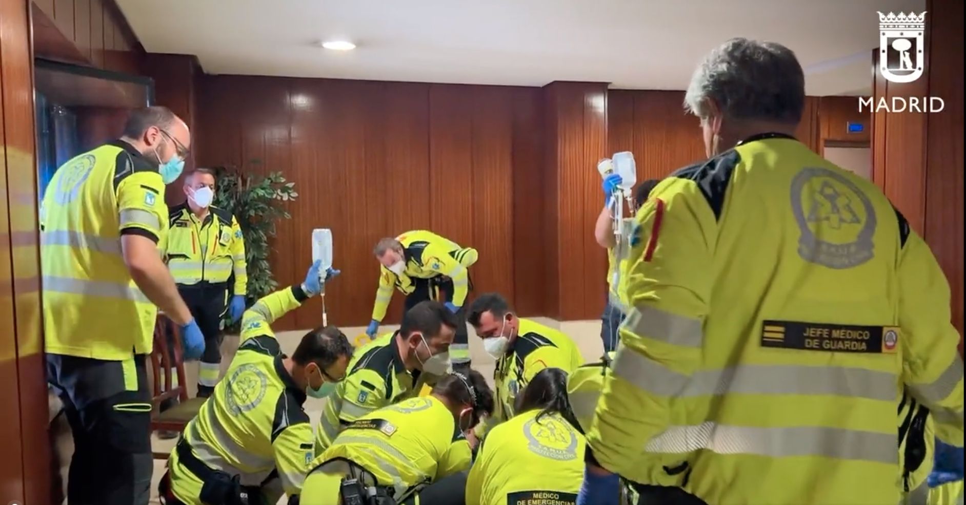 Salvan la vida a un vecino atragantado con un trozo de comida en su portal de Madrid