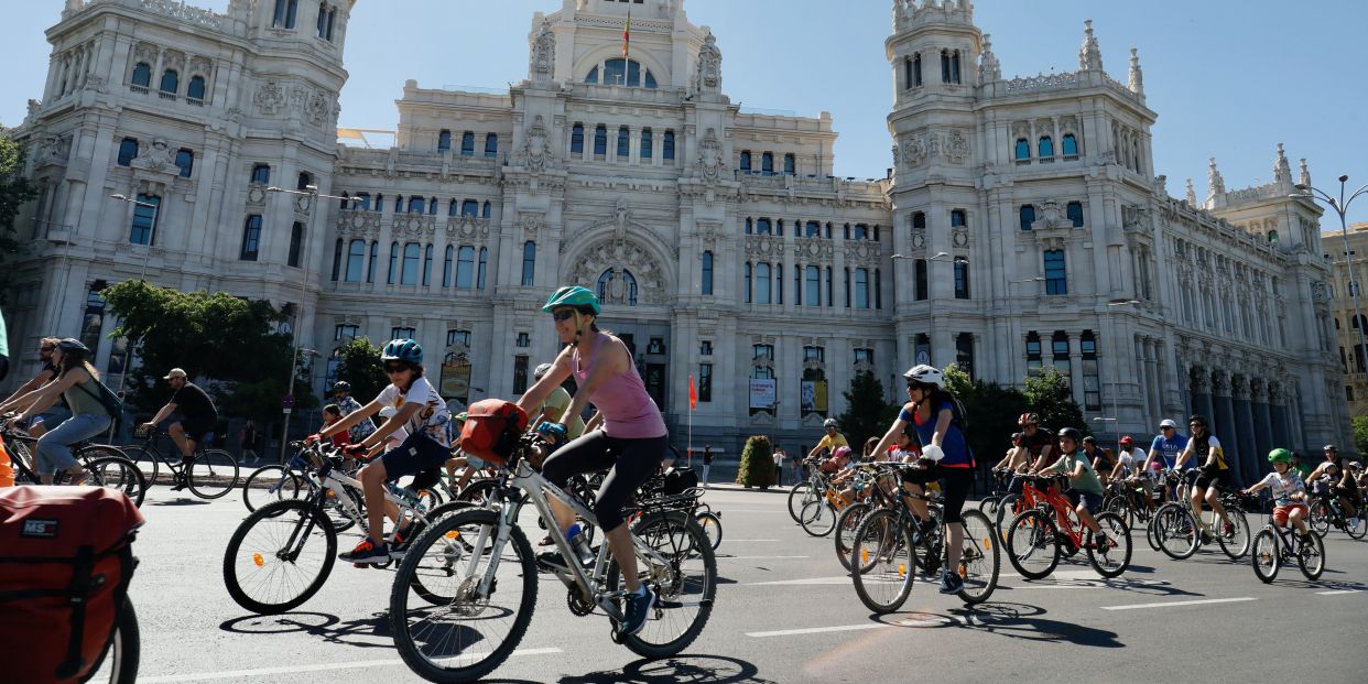 Usar luces parpadeantes en tu bici es motivo de multa: la última polémica  de la DGT