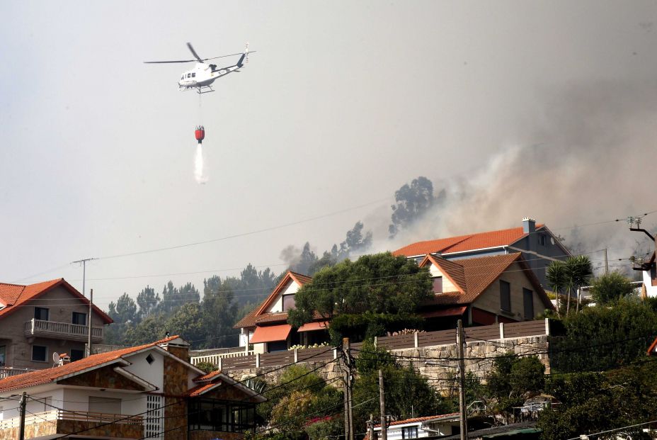 EuropaPress 4638829 helicoptero trabaja cuba agua incendio 22 agosto parroquia meira moana
