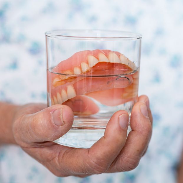 Un estudio relaciona una mala higiene de la dentadura postiza con un mayor riesgo de neumonía