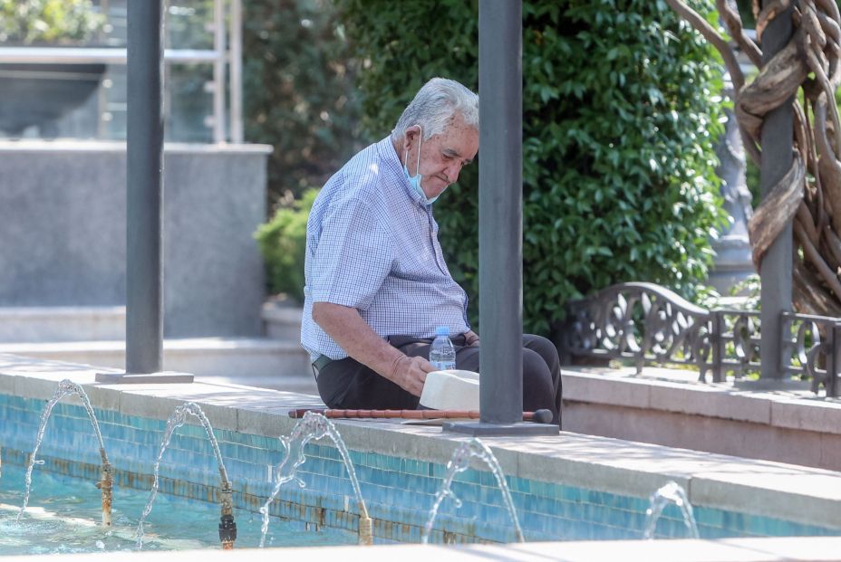 EuropaPress 4571651 hombre sentado sombra segunda ola calor verano 12 julio 2022 madrid espana