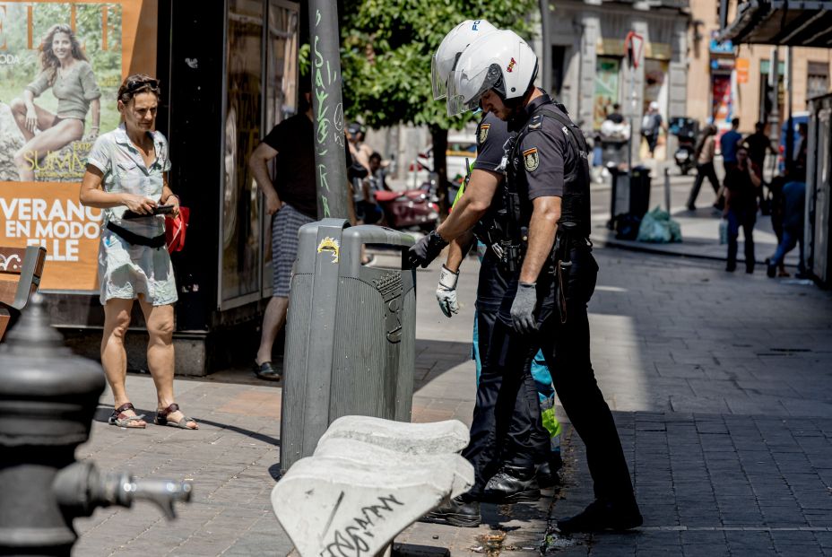 EuropaPress 5310051 dos agentes policia nacional buscan papeleras arma homicida mujer apunalada