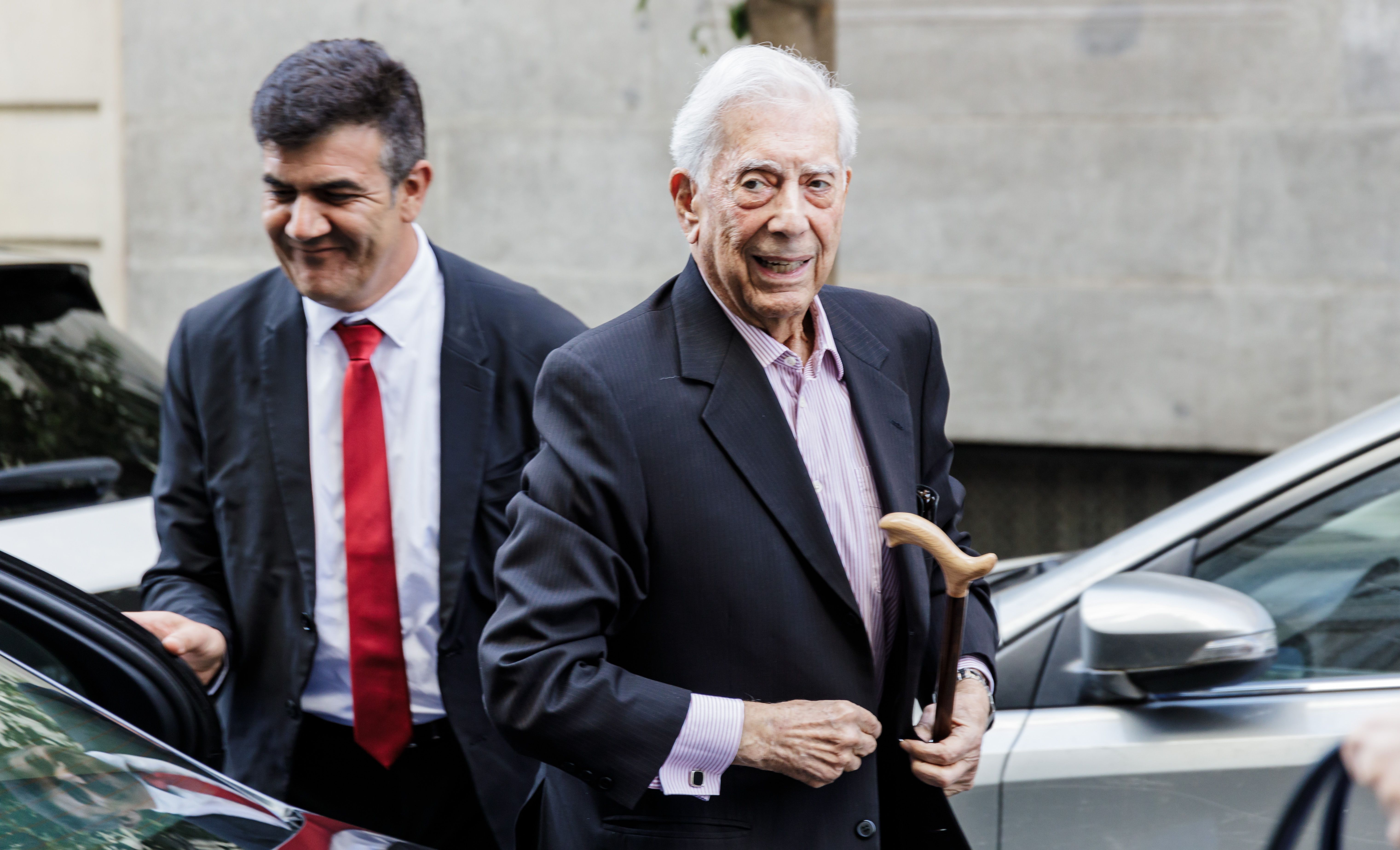 Vargas Llosa, hospitalizado por covid desde el sábado