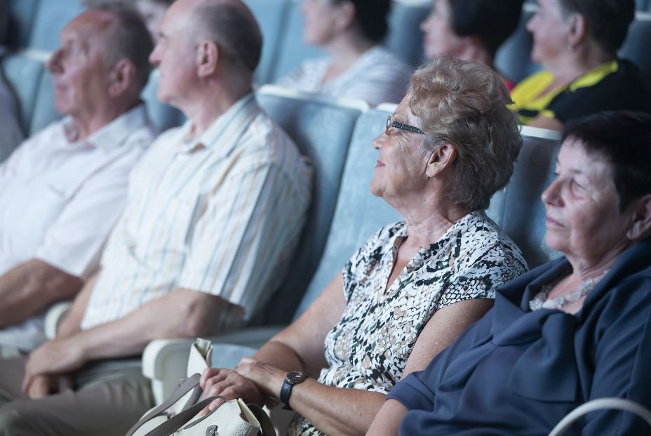 ¿Qué descuentos hay para las personas mayores de 60 años?