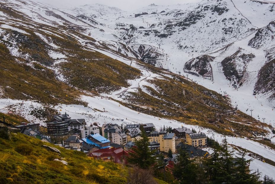 Muere un trabajador mientras limpiaba un telecabina en Sierra Nevada