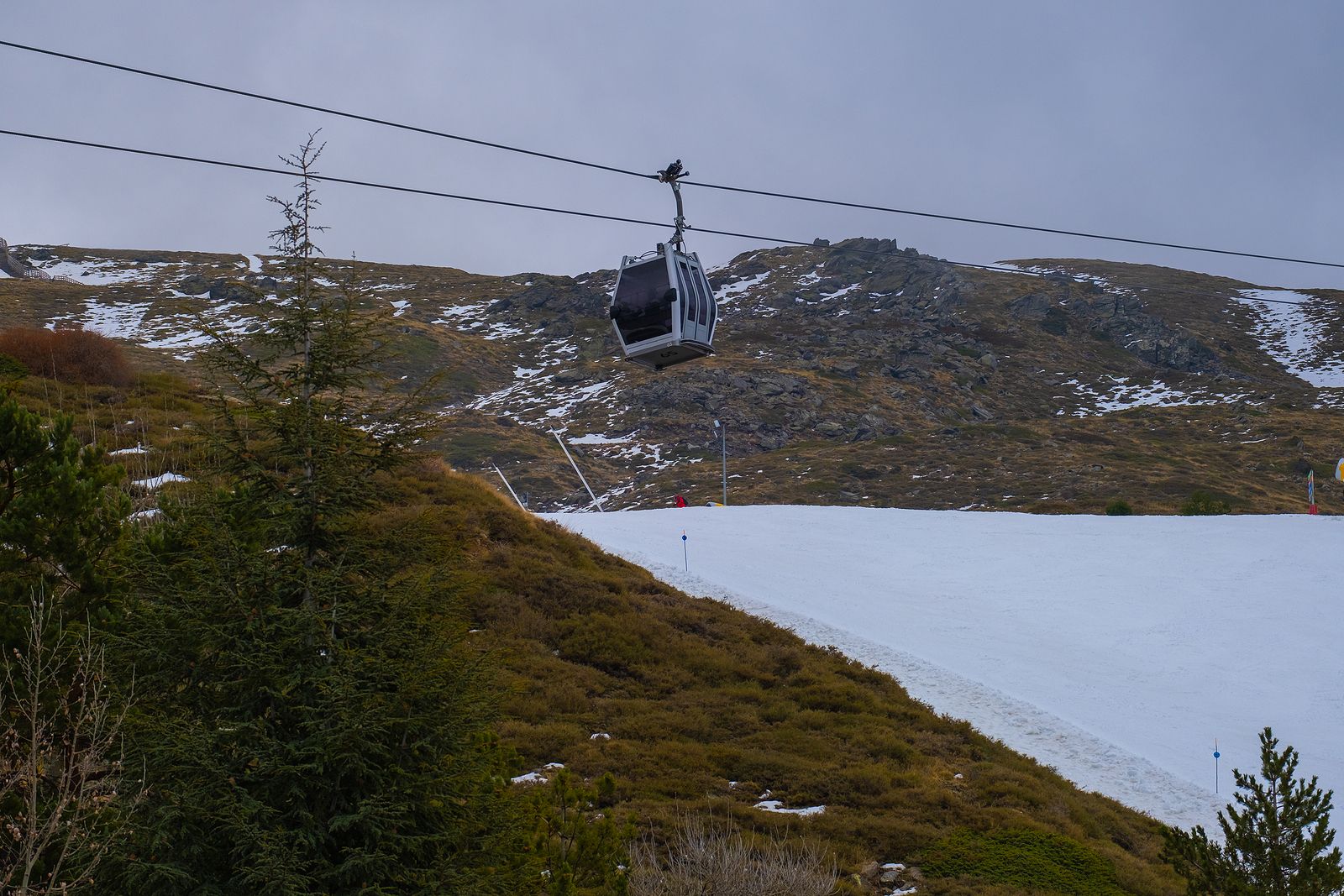 Muere un trabajador mientras limpiaba un telecabina en Sierra Nevada