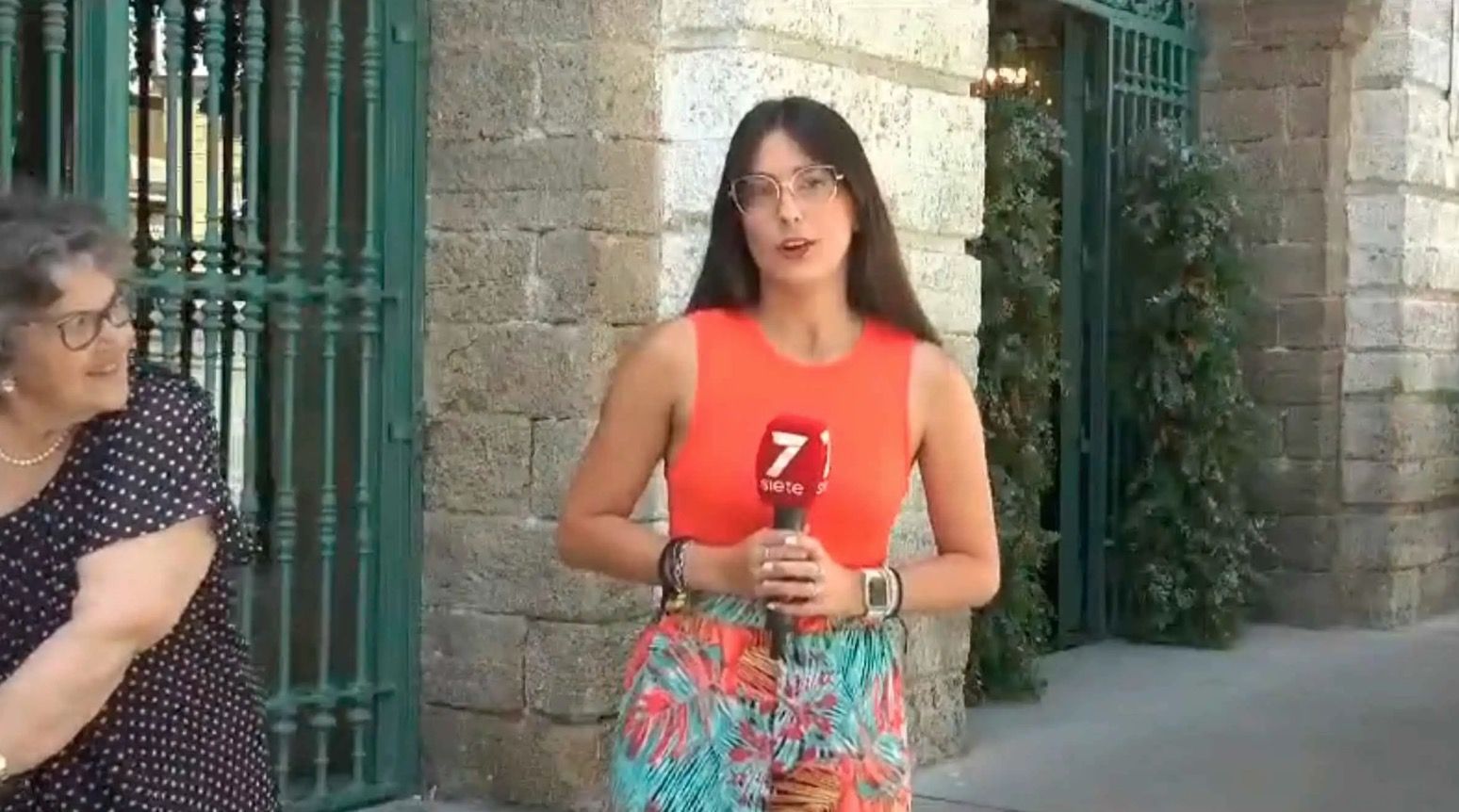 "¡Ole tu coño!": la reacción viral de una mujer gaditana ante una reportera de TV