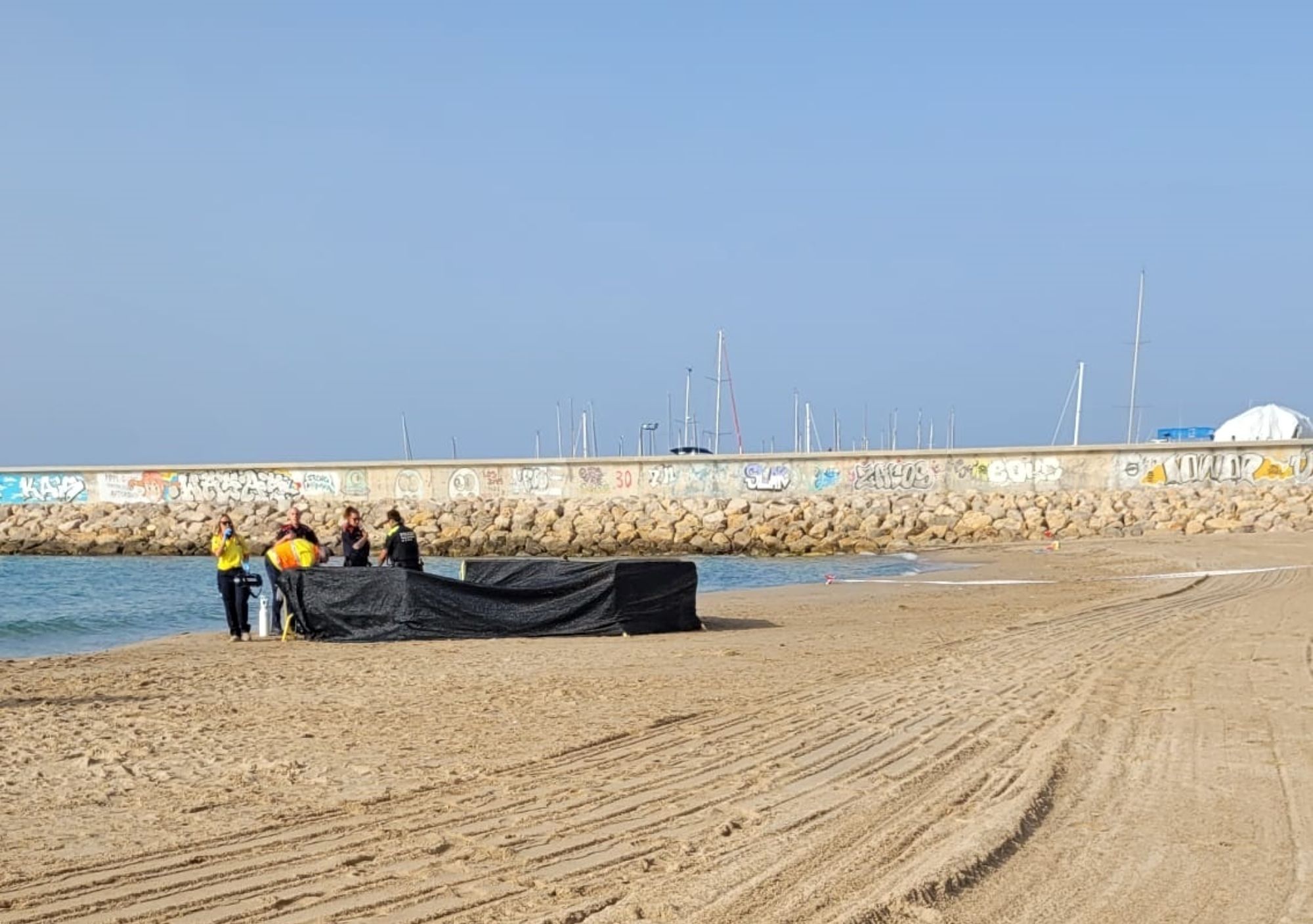 Bañistas pensaron que el cadáver del niño encontrado en una playa de Tarragona era un muñeco. Foto: Europa Press