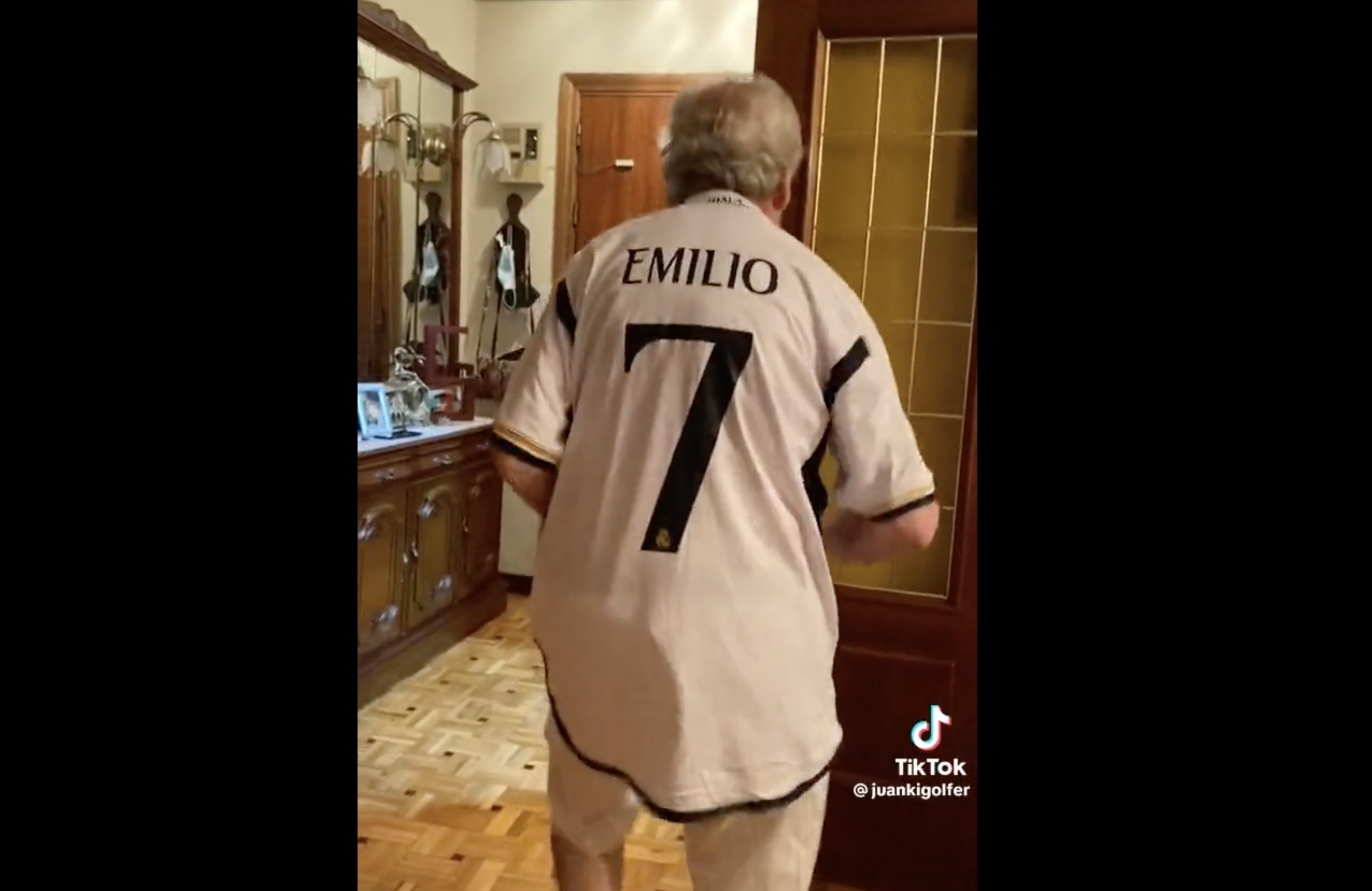 VÍDEO: Su nieto le regala una camiseta del Real Madrid con su nombre y esta es su reacción