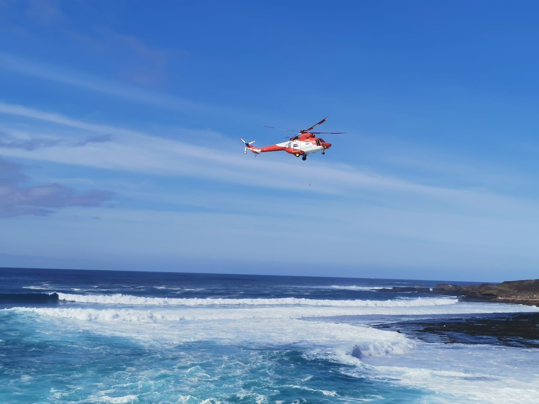 Búsqueda contrarreloj de un menor: se golpeó con una roca en el mar