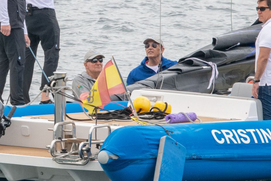 El Rey Juan Carlos sale a navegar en el 'Bribón' en su segundo día en Sanxenxo