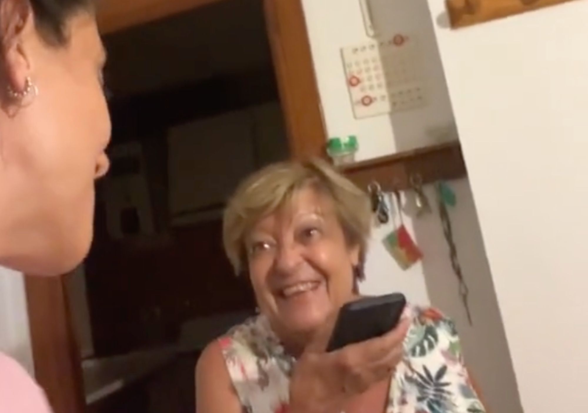 VÍDEO: La curiosa forma en la que hablan una nieta y su abuela que ha conquistado las redes. Foto: TikTok