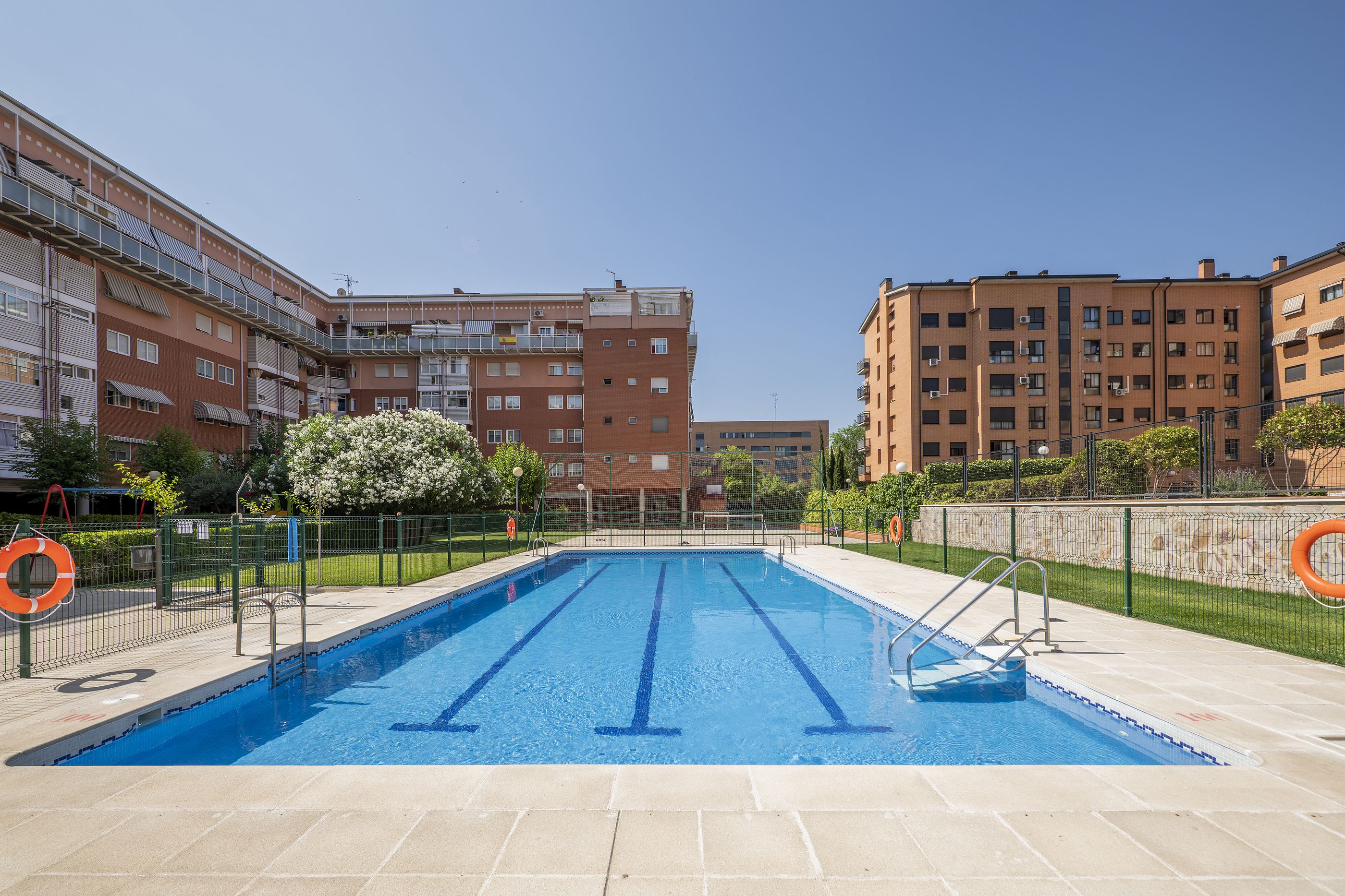 Comprar un piso con piscina en España supone un sobrecoste del 56%, según Idealista