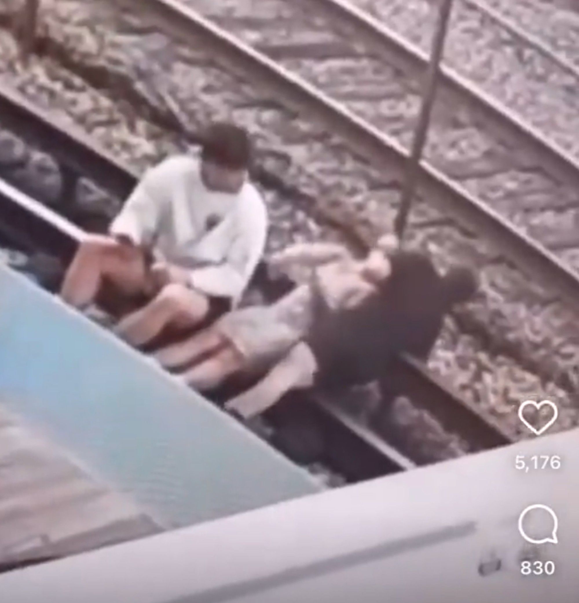 VÍDEO: Unos jóvenes se electrocutan al tomarse un selfie en las vías del tren