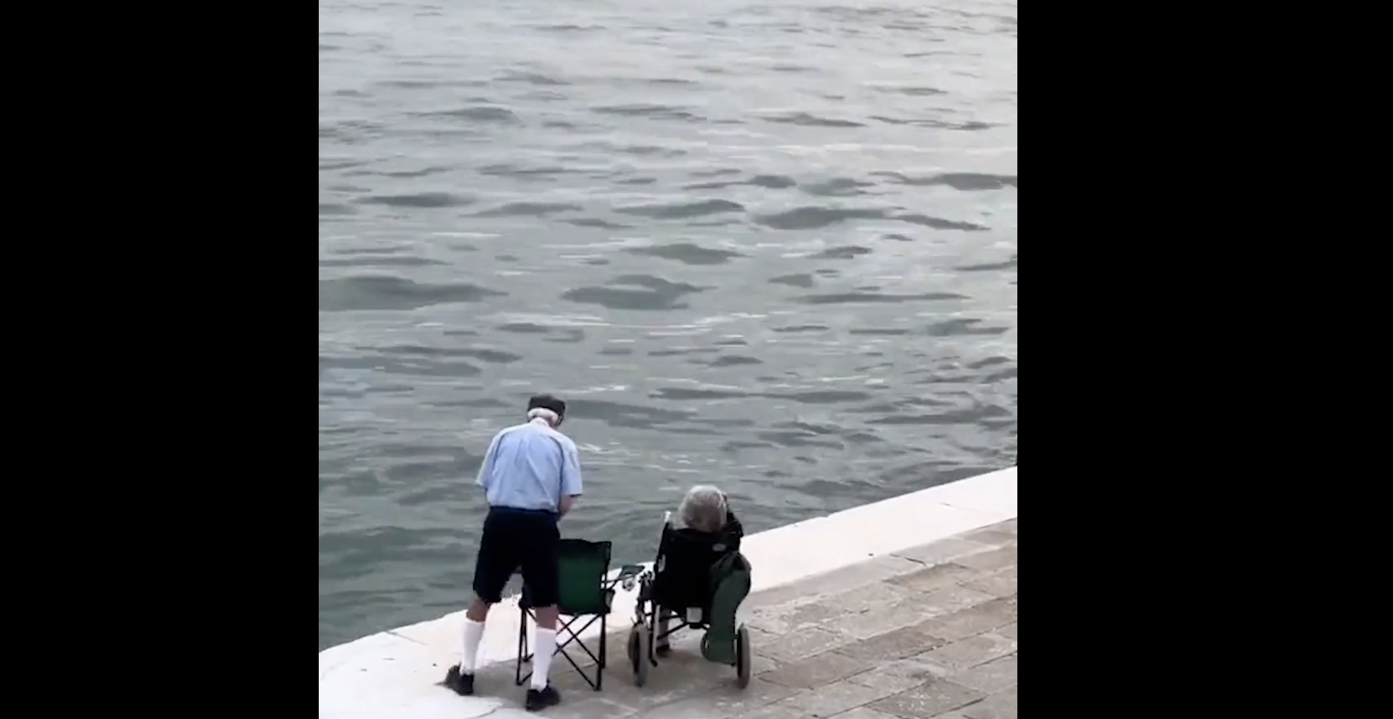 El vídeo más tierno que verás: una pareja de mayores disfrutando de un hermoso atardecer