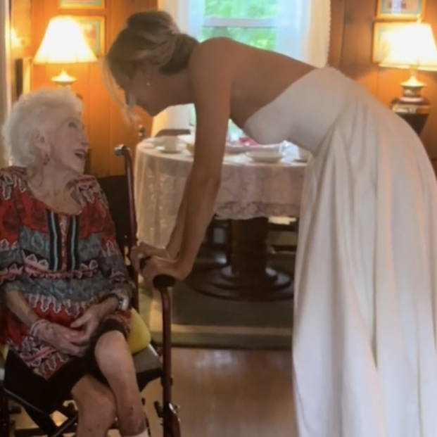 VÍDEO: La conmovedora sorpresa de una joven a su abuela en el día de su boda. Foto: TikTok
